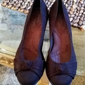 Dexflex Black Vegan Suede Bow Wedges - New and Never Worn! 11B